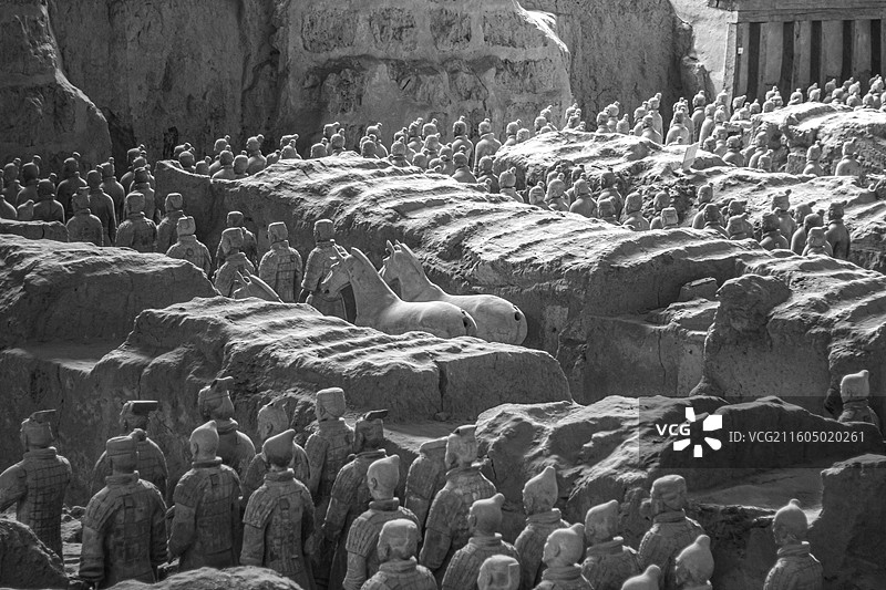 陕西西安秦始皇帝陵博物院展出的秦代 秦始皇陵兵马俑一号坑 多人队列(黑白)图片素材