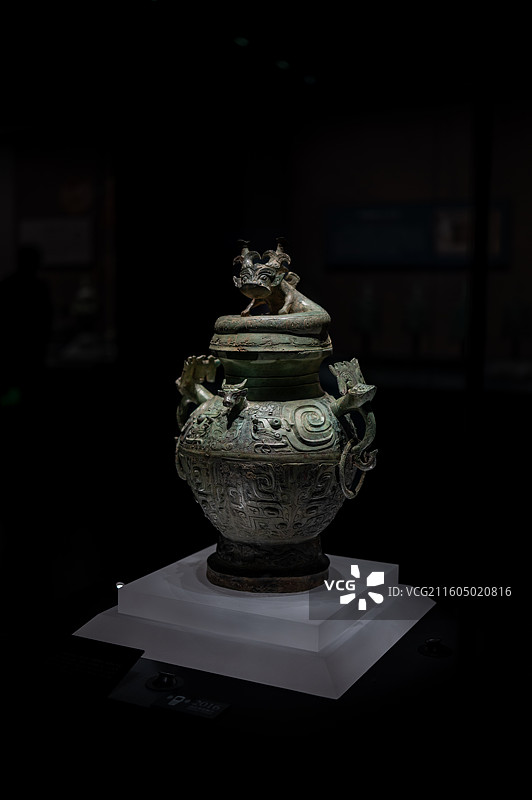 盘龙兽面纹铜罍（西周早期），本器圆盖隆起，盖顶圆雕一蟠龙，肩部立有圆雕牛首。湖北省博物馆图片素材