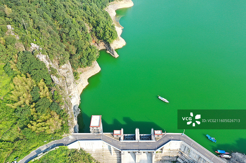 航拍俯瞰益阳桃江县桃花湖和大坝风光图片素材
