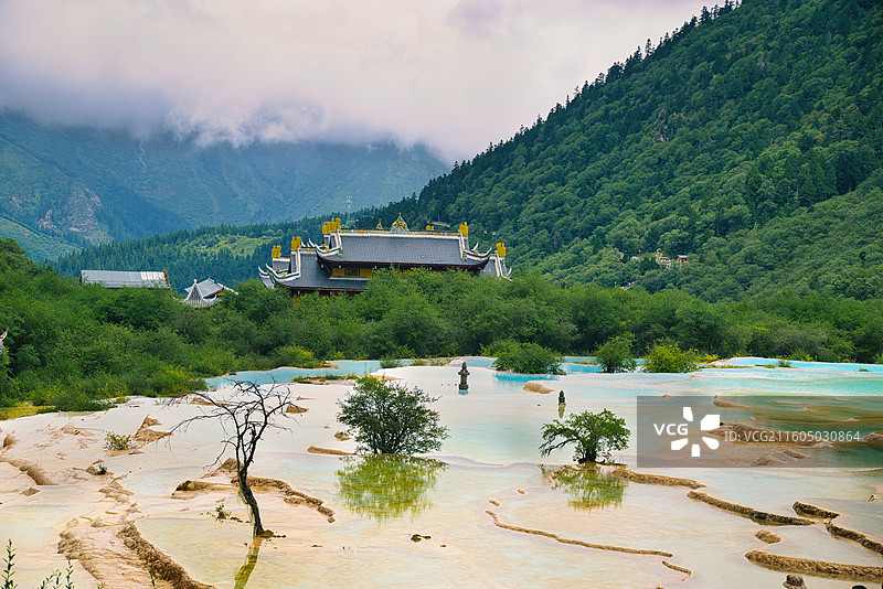 黄龙景区黄龙古寺和五彩池图片素材
