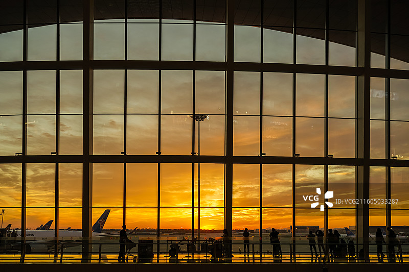 大兴机场，日落时的壮观天空景色与候机的旅客图片素材