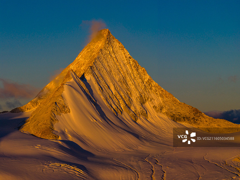 西藏冷布岗日卫峰国王峰图片素材