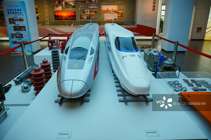 中国高速列车两大系列模型： 和谐号 复兴号  山东省青岛市胶济铁路青岛博物馆展品  高铁 动车图片素材