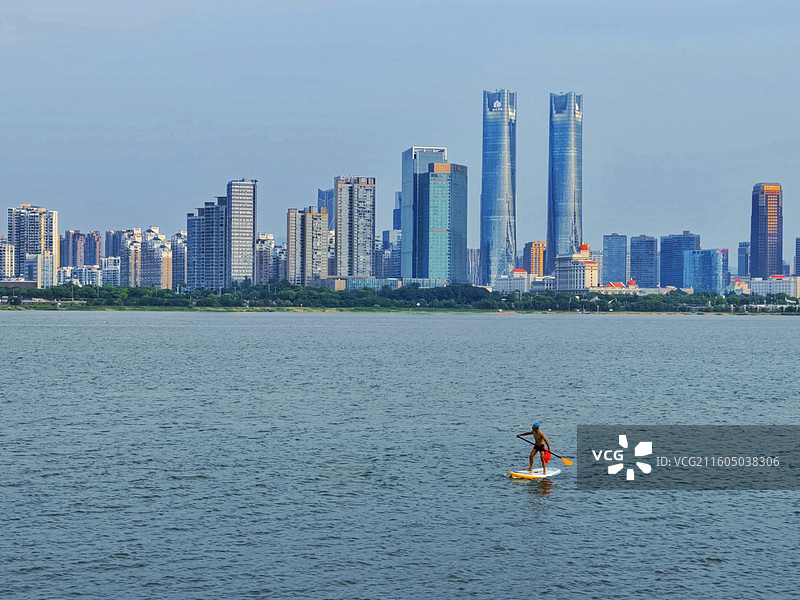 赣江逐浪人图片素材