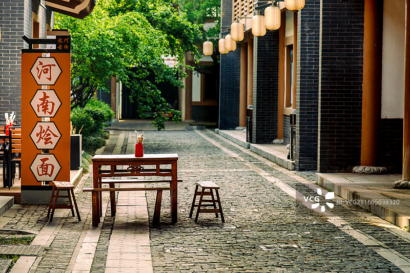 洛阳龙门古街河南烩面摊位的招牌长凳八仙桌图片素材