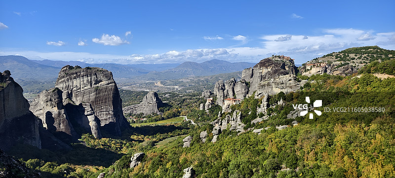 希腊天空之城～观景台俯瞰大梅黛奥拉修道院，卢萨诺修道院，瓦尔拉姆修道院，圣尼古拉奥斯修道院图片素材