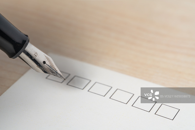 钢笔勾选选项框特写图片素材