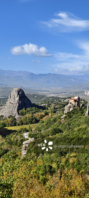 希腊天空之城-梅黛奥拉-卢萨诺修道院，远观圣尼古拉奥斯修道院图片素材