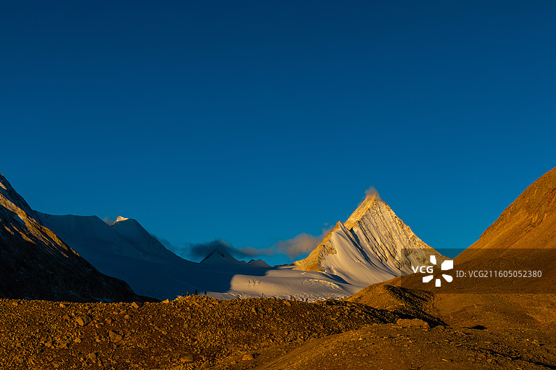 西藏冷布岗日卫峰国王峰图片素材