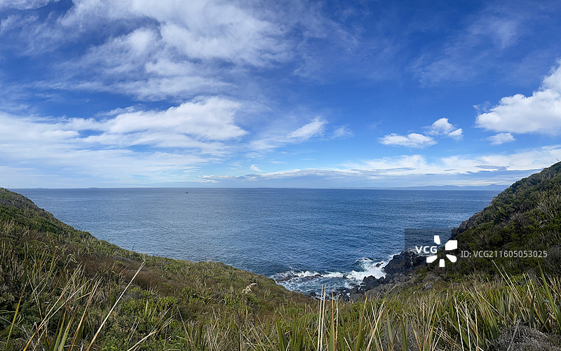 新西兰南岛布拉夫小镇海岸线风景-碧海蓝天，山海相拥图片素材