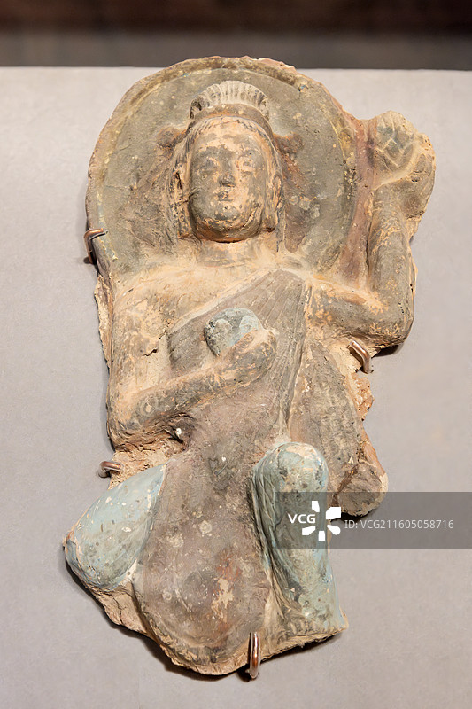 中国美术馆-墨韵文脉-甘肃丝路艺术珍品展-跪姿双手持花影塑菩萨-北魏-敦煌研究院藏图片素材