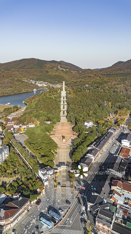 秋天的盘山公路山脊公路-江苏镇江茅山风景区通往大茅峰的路图片素材