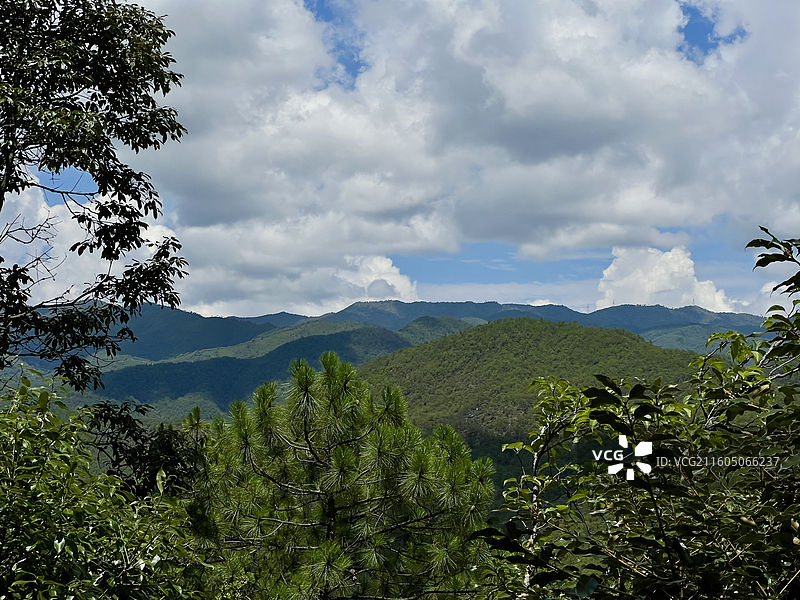 云南大理剑川石宝山景区石钟山石窟俯瞰山下沙溪古镇白族村庄风光图片素材