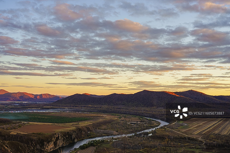 呼伦贝尔柴河风景区，心悦峰俯瞰风景，日落时分的月牙湾图片素材