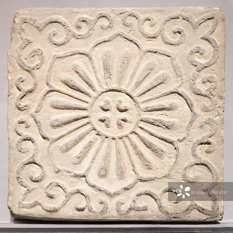 中国美术馆-墨韵文脉-甘肃丝路艺术珍品展-四蕾八瓣莲花云头纹砖-西夏-敦煌研究院藏图片素材