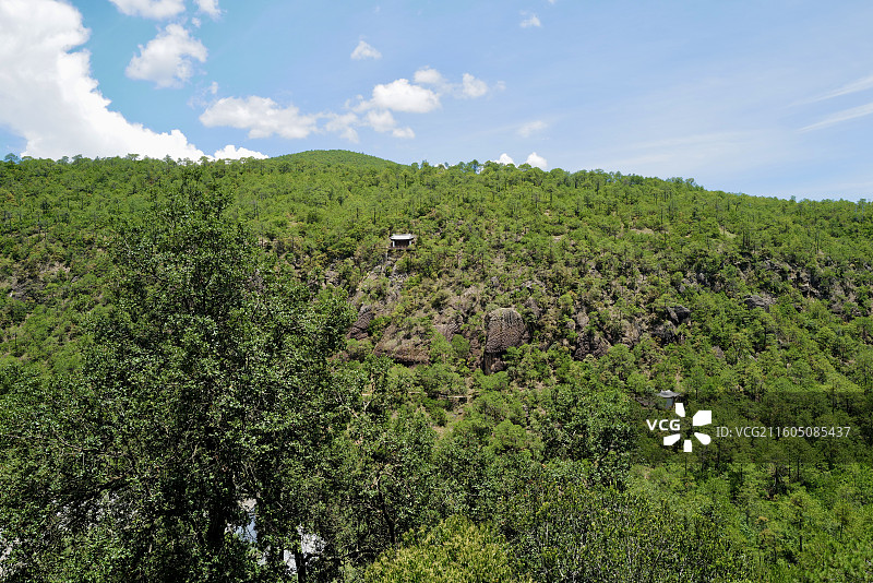 云南大理剑川石宝山景区石钟山石窟玉皇阁俯瞰石钟山全貌图片素材