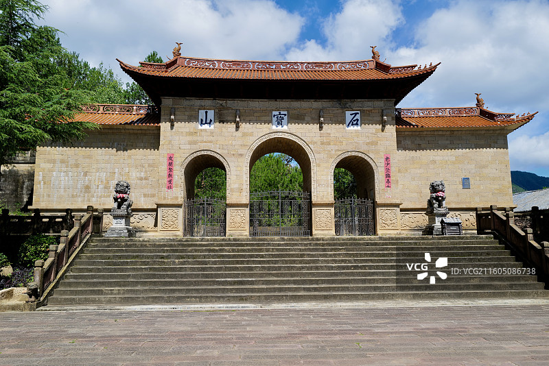 云南大理剑川石宝山景区石钟山石窟入口牌楼图片素材