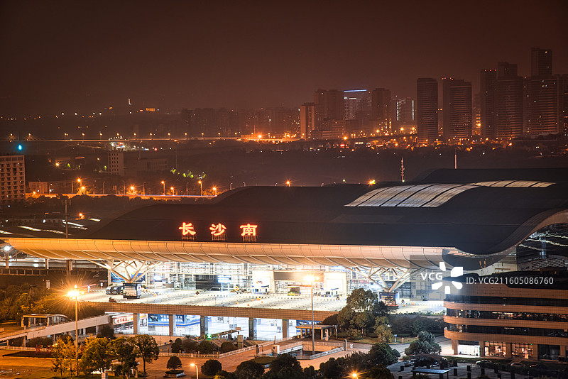 中国超大城市长沙市大型公共交通场所长沙南站高视角夜景图片素材