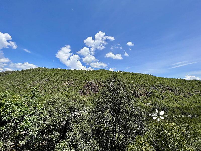 云南大理剑川石宝山景区石钟山石窟玉皇阁俯瞰石钟山全貌图片素材
