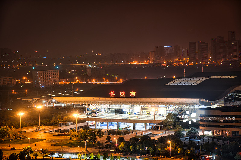 中国超大城市长沙市大型公共交通场所长沙南站高视角夜景图片素材