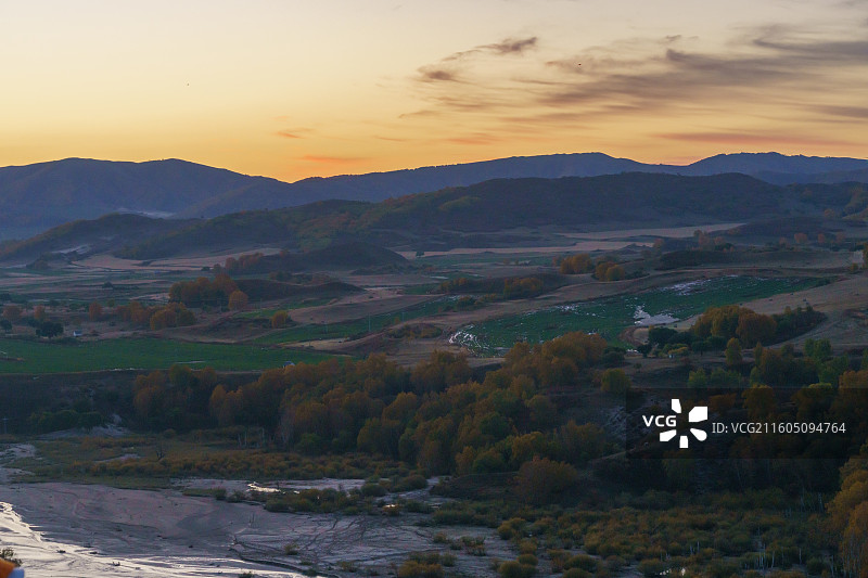 内蒙古赤峰乌兰布统透风沟秋景日出图片素材
