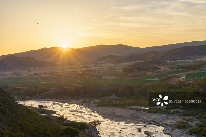 内蒙古赤峰乌兰布统透风沟秋景日出图片素材
