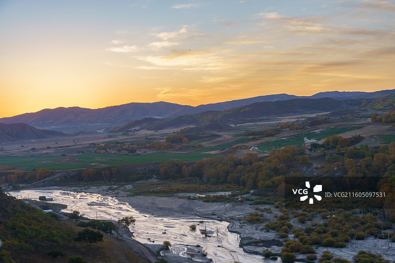 内蒙古赤峰乌兰布统透风沟秋景日出图片素材