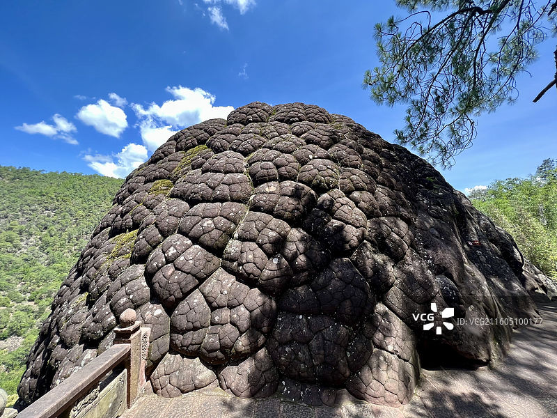 云南大理剑川石宝山景区石钟山石窟像佛陀发髻一样的龟背山图片素材