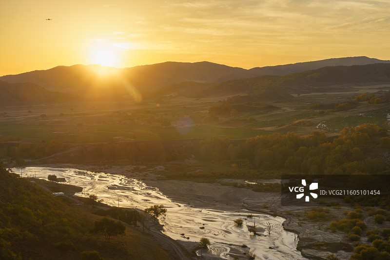 内蒙古赤峰乌兰布统透风沟秋景日出图片素材