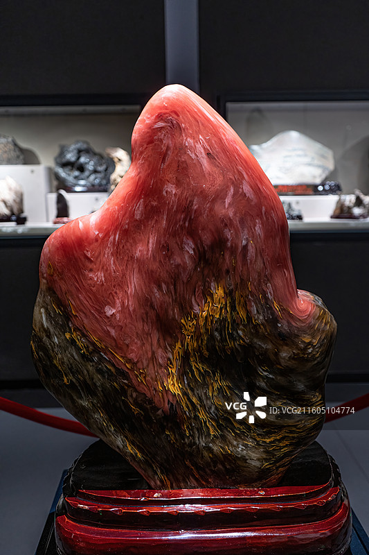 新疆地质矿产博物馆藏鸡血石鸿运当头图片素材