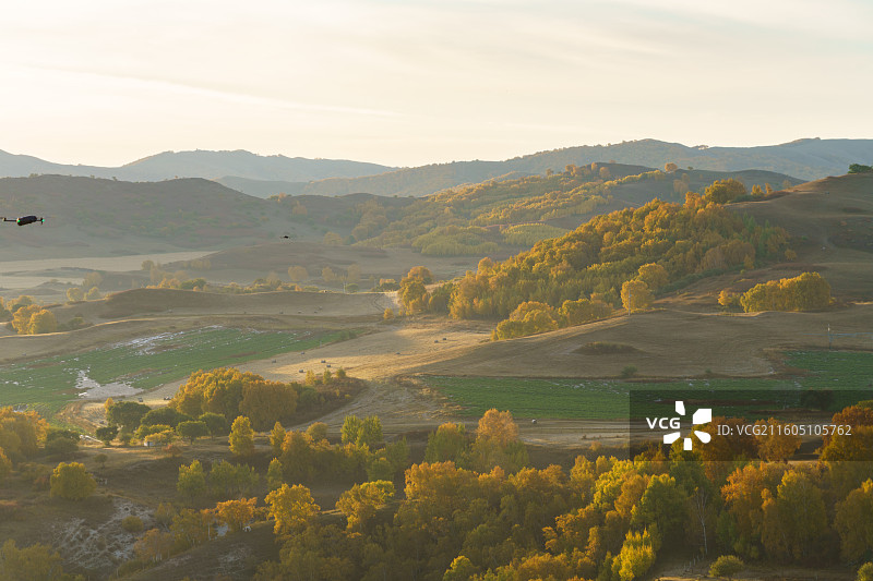 内蒙古赤峰乌兰布统透风沟秋景日出图片素材