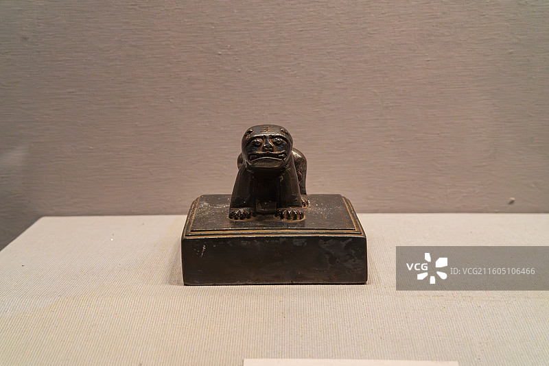 青铜猴形镇纸雕塑图片素材