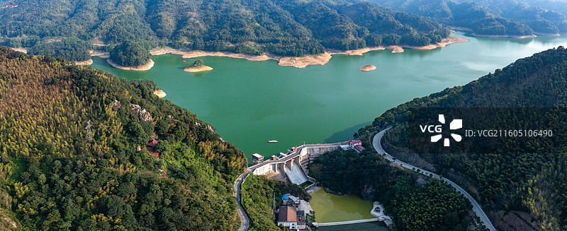 航拍俯瞰益阳桃江县桃花湖、大坝、山上寺庙的全景风光图片素材
