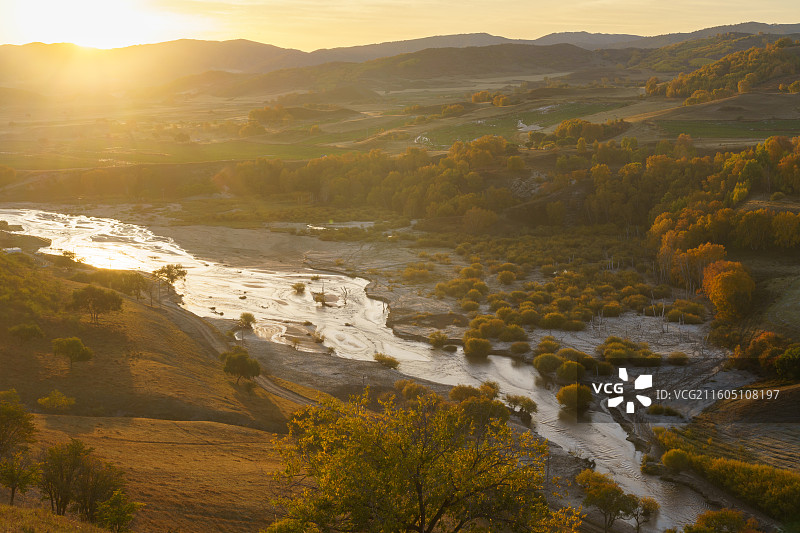 内蒙古赤峰乌兰布统透风沟秋景日出图片素材