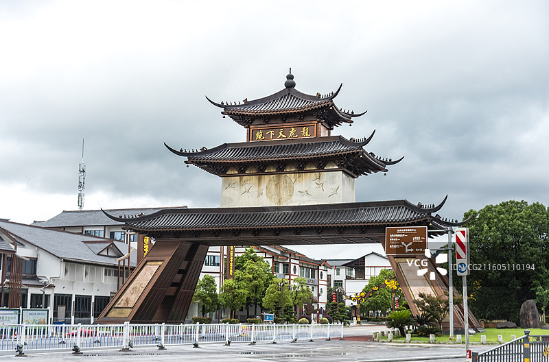 江西鹰潭龙虎山与泸溪河，美丽的丹霞地貌图片素材