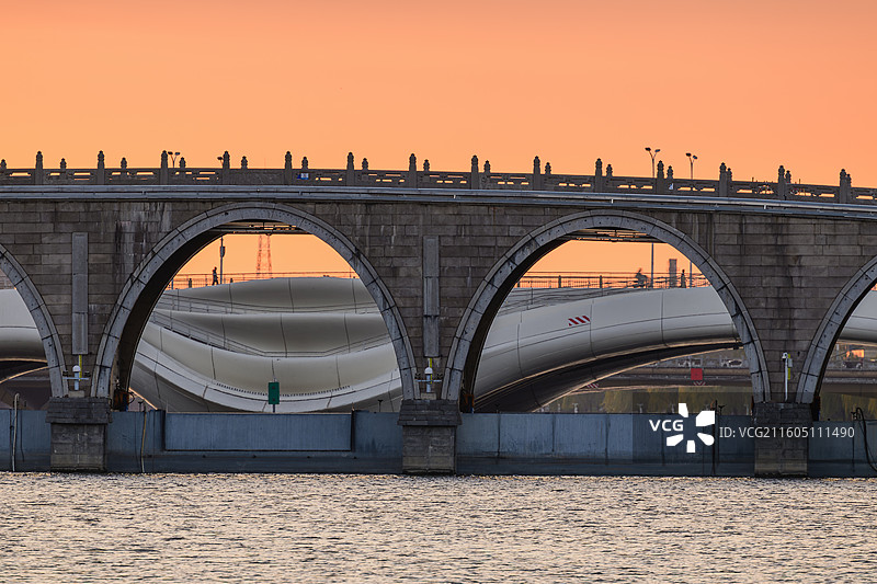 北京通州，京杭大运河北起点的清晨，橘色天空；可见北关拦河闸桥、千荷泻露桥。图片素材