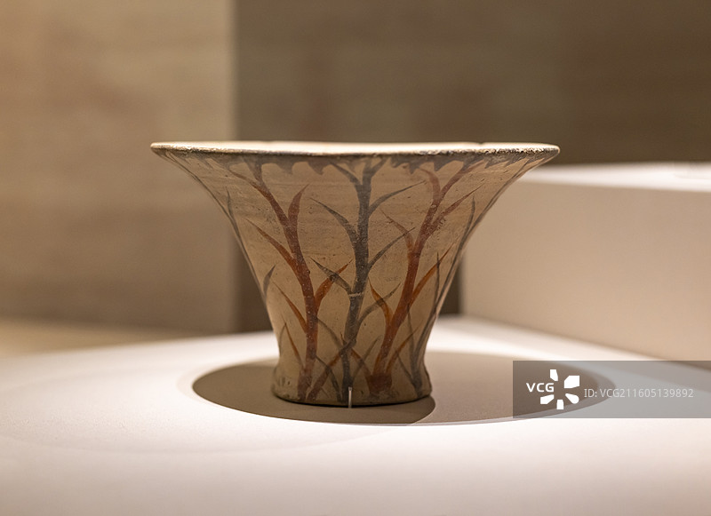 圆锥形来通陶杯 米洛斯岛的费拉科皮 公元前17-前16世纪 希腊国家考古博物馆图片素材