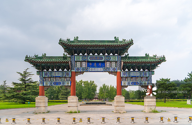 北京朝阳公园夏季郡王府牌楼图片素材