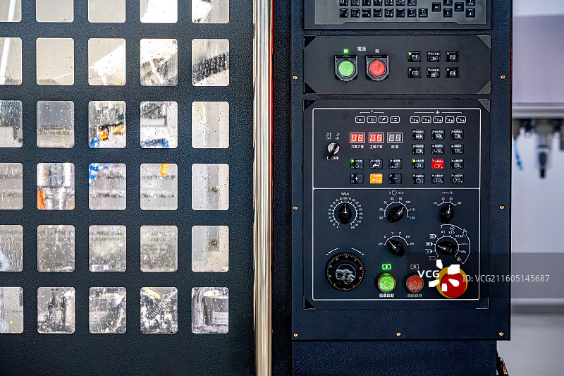 海克斯康工业机器人机械臂操作数控机床清洗机测量机组成黑灯工厂解决方案 工业4.0新质生产力图片素材