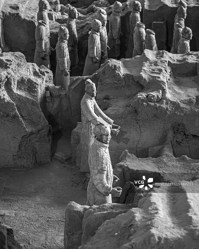 陕西西安秦始皇帝陵博物院展出的秦代 秦始皇兵马俑一号坑 士兵局部特写(黑白)图片素材