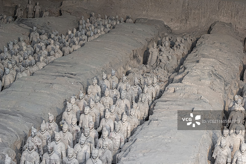 陕西西安秦始皇帝陵博物院展出的秦代 秦始皇陵兵马俑一号坑 多人队列(彩色)图片素材