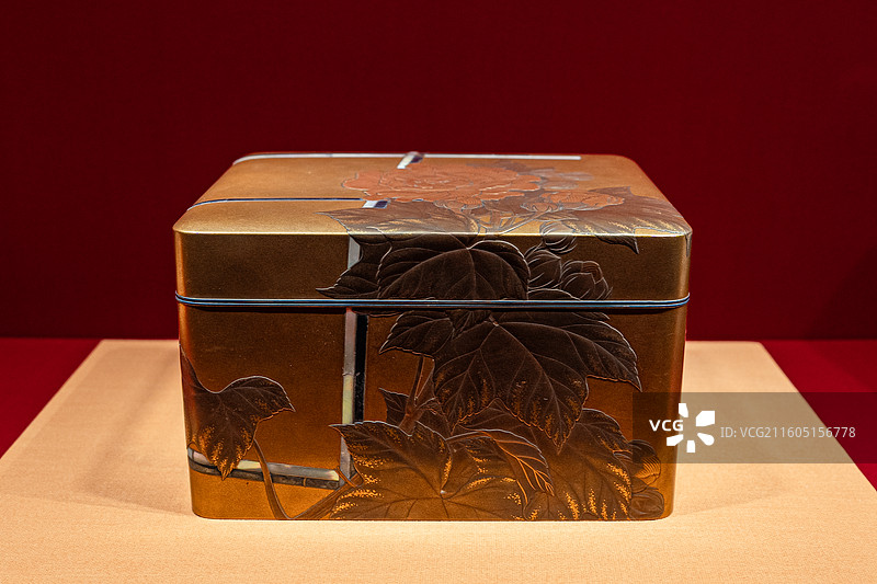 日本20世纪上叶 莳绘牡丹纹长方盒 故宫博物院图片素材