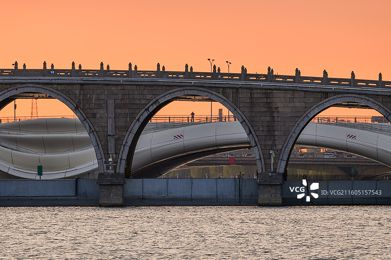 北京通州，京杭大运河北起点的清晨，橘色天空；可见北关拦河闸桥、千荷泻露桥。图片素材