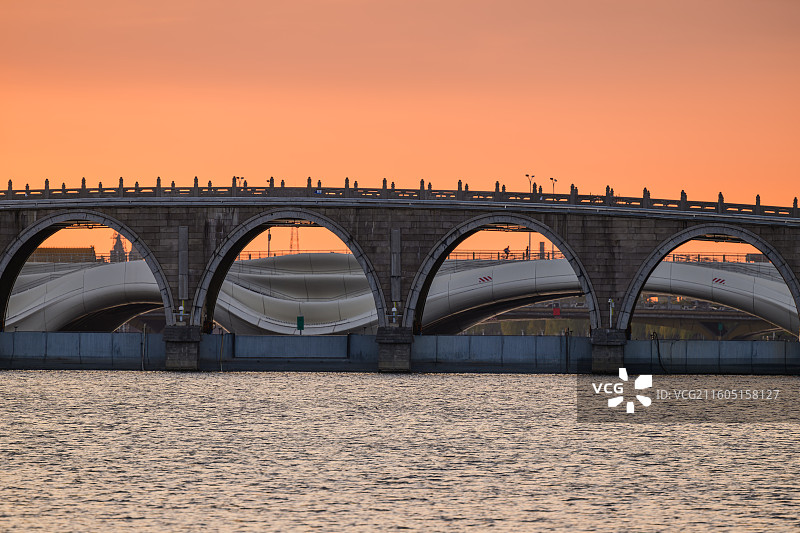 北京通州，京杭大运河北起点的清晨，橘色天空；可见北关拦河闸桥、千荷泻露桥。图片素材