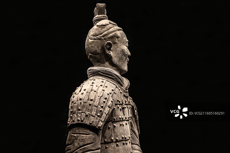 陕西西安秦始皇帝陵博物院展出的秦代 秦始皇兵马俑二号坑 跪射俑头饰盔甲局部特写(彩色)图片素材