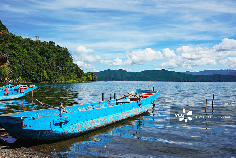 泸沽湖岸边 ———尼赛村码头猪槽船图片素材