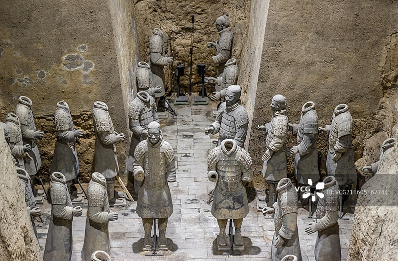 陕西西安秦始皇帝陵博物院展出的秦代 秦始皇兵马俑三号坑 不同方向站立的队列(彩色)图片素材