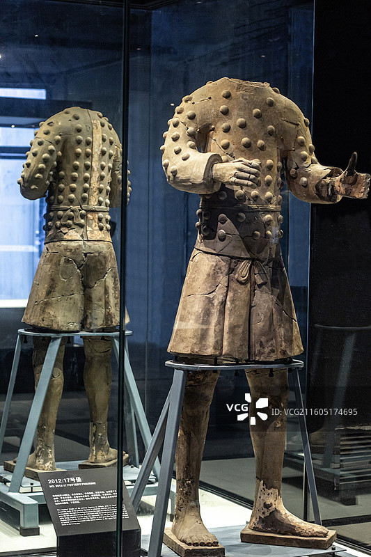 陕西西安秦始皇帝陵博物院展出的秦代 K9901陪葬坑百戏俑坑2012:17号俑 站姿正面和背面的影像图片素材