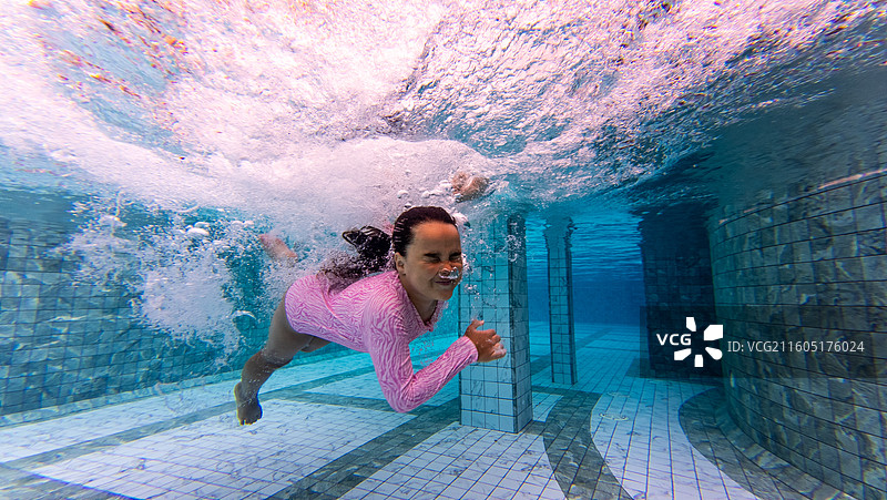 游泳池里的女孩图片素材