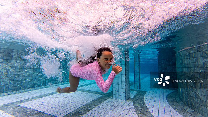 游泳池里的女孩图片素材